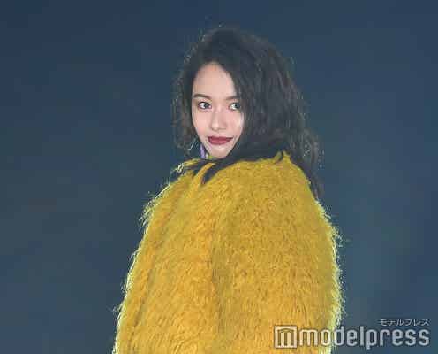 山本舞香、ミニスカで美脚披露 SEXYな視線に会場うっとり<GirlsAward 2018 A/W>