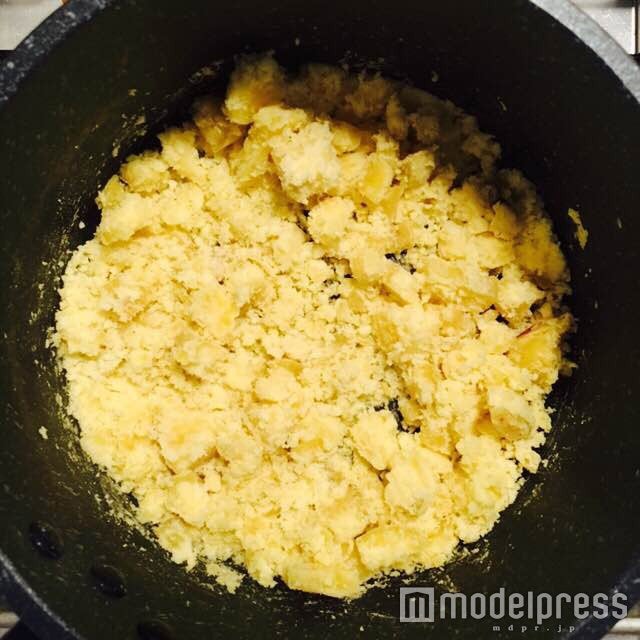 さつまいもを潰して…／画像提供：柏原歩