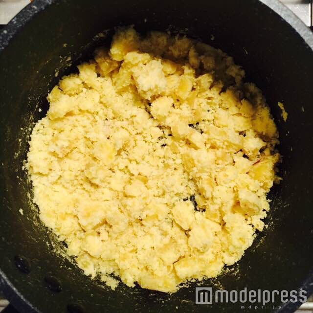 さつまいもを潰して…/画像提供:柏原歩