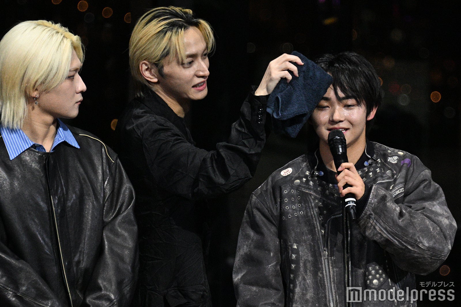 TAIKIの髪を整えるSKY-HI（C）モデルプレス