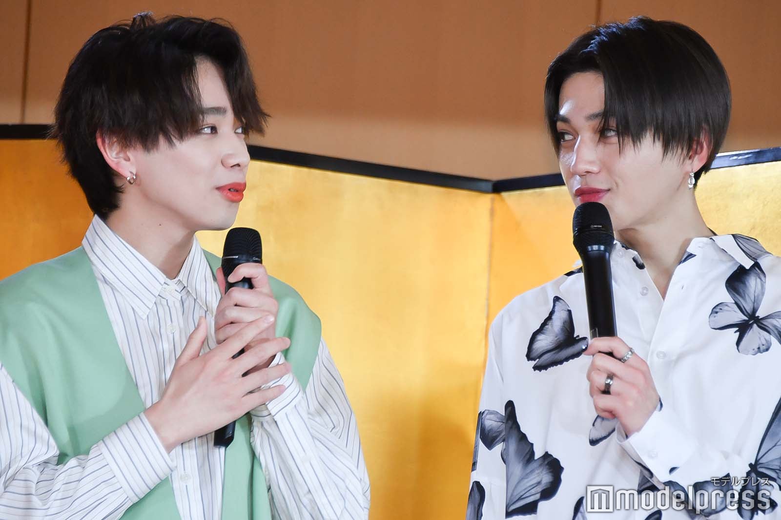 会見でも仲良しぶりを見せた宮世琉弥、八木勇征（C）モデルプレス