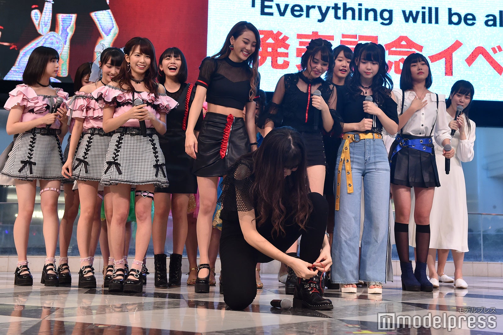 突然、靴紐を結ぶ阿部菜々実（C）モデルプレス