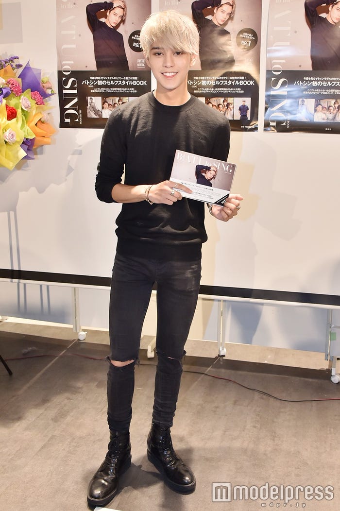 この日は表紙と同じコーディネート/バトシン(C)モデルプレス