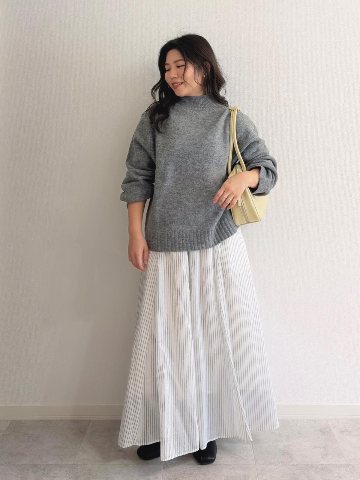 ゆったりニットに薄手のスカートを合わせて、メリハリをつけて 出典:StyleHint