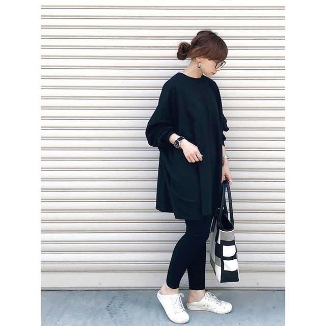 レギンスをとにかく簡単に着こなしたい 黒ワンピースに重ね着するスッキリ楽ちんなコーデ8選 モデルプレス
