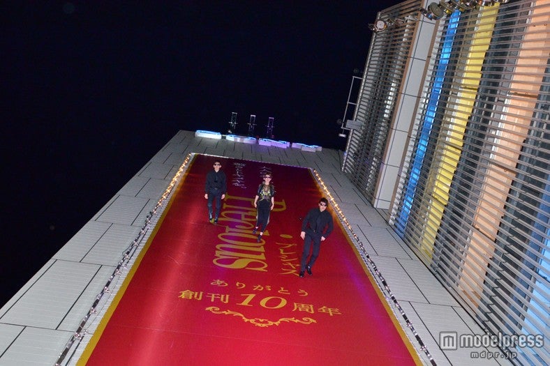 空中ファッションショーの様子