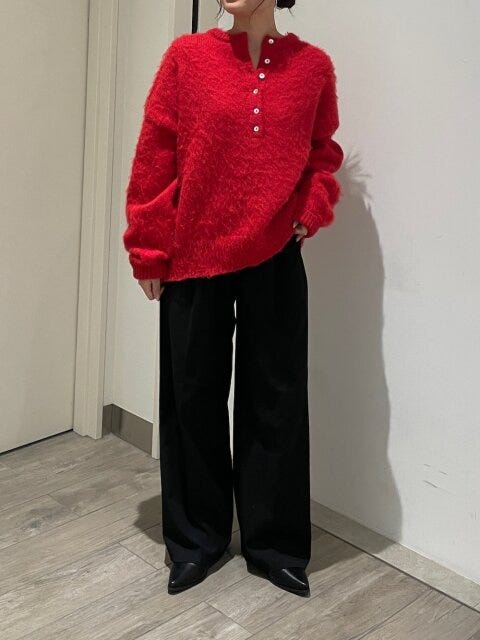 カジュアルコーデ 2025冬大人女性赤ニットカジュアルコーデ