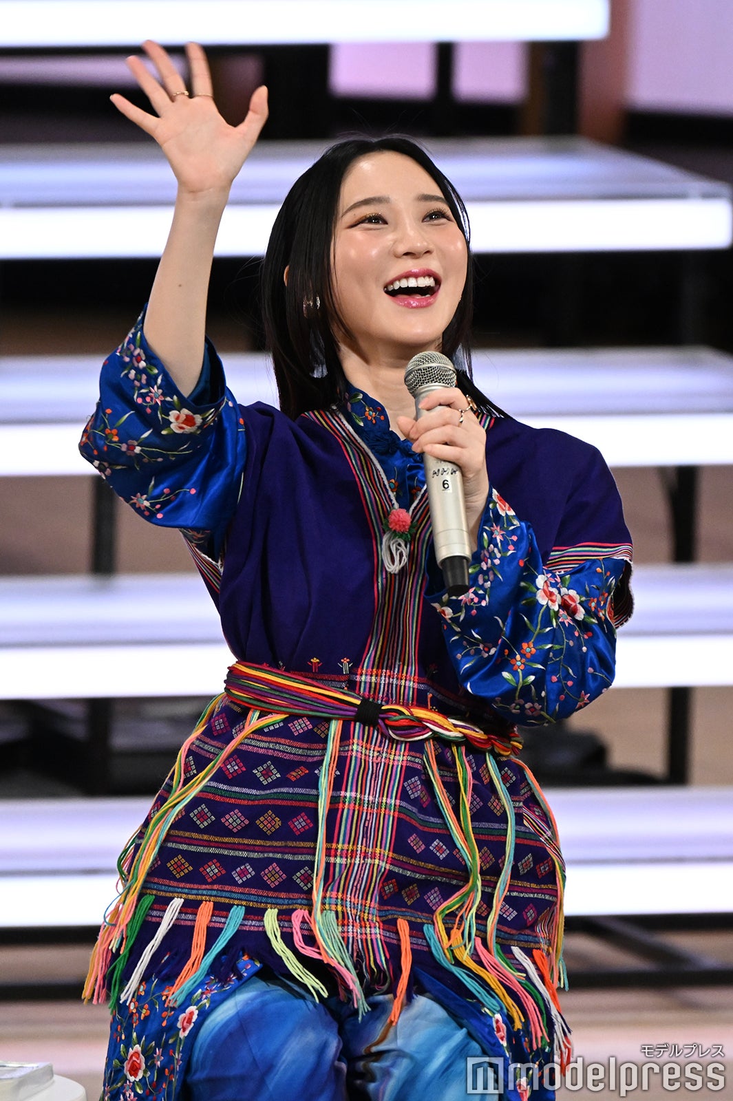 観客に手を振るファーストサマーウイカ（C）モデルプレス