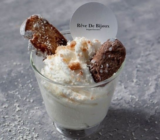 【阪急うめだ本店】今年は白いミラーボールツリー＆メリーゴーランドが登場！