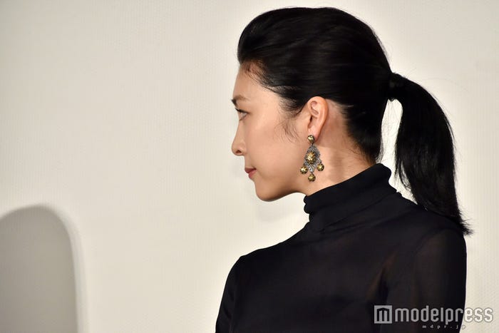 <ファッションチェック>すっきりアップスタイルには、大き目ピアスがぴったり/竹内結子(C)モデルプレス