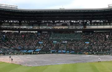 甲子園に大粒の雨 四回の仙台育英の攻撃中に試合が一時中断 内野に全面シートの阪神園芸スタッフに客席から拍手