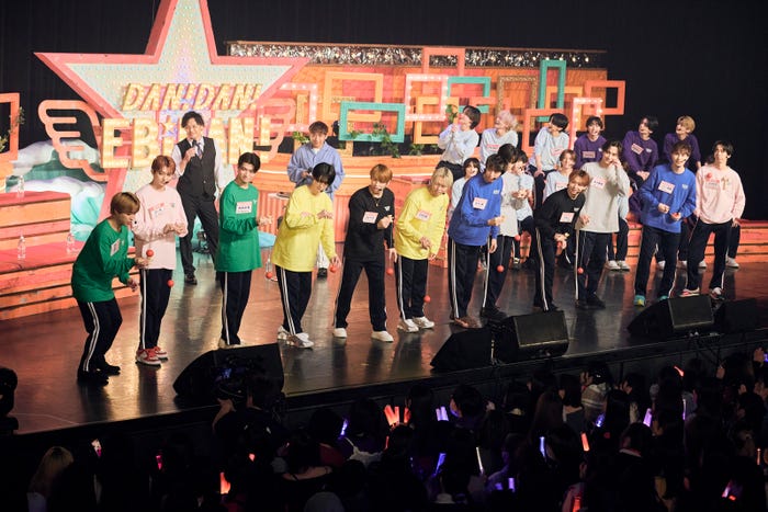 けん玉に挑戦する先輩連合軍(C)テレビ東京