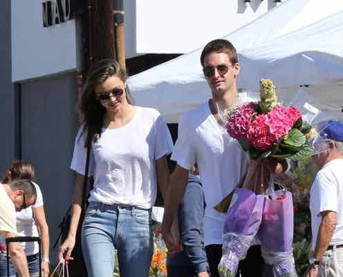 ミランダ・カー、ウワサの恋人と手つなぎデート