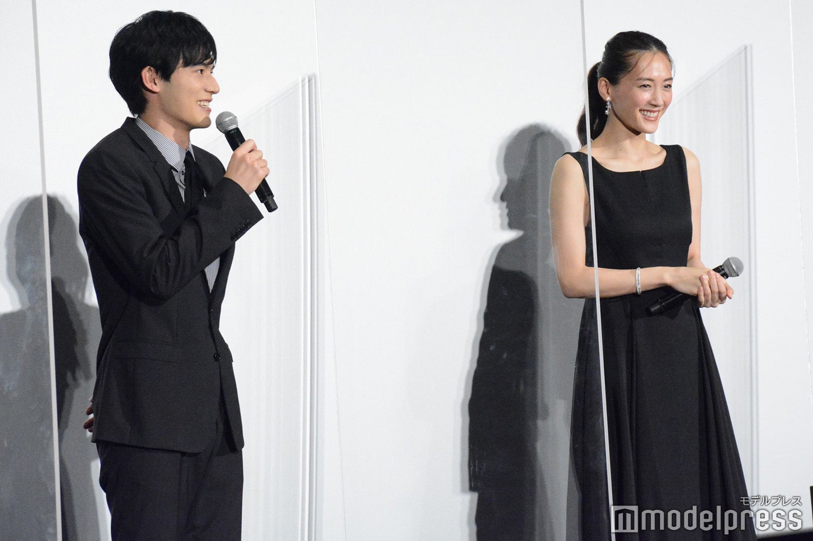 岡田健史、綾瀬はるか （C）モデルプレス