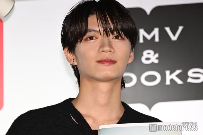 長野凌大の変顔をたくさん撮った杢代和人(C)モデルプレス