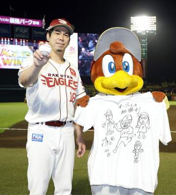 楽天 前田健太が「泣きそうだった」本拠地お立ち台で感極まる 激レア初勝利記念のマエケン画伯Tシャツ準備→丸刈りの少年がゲット