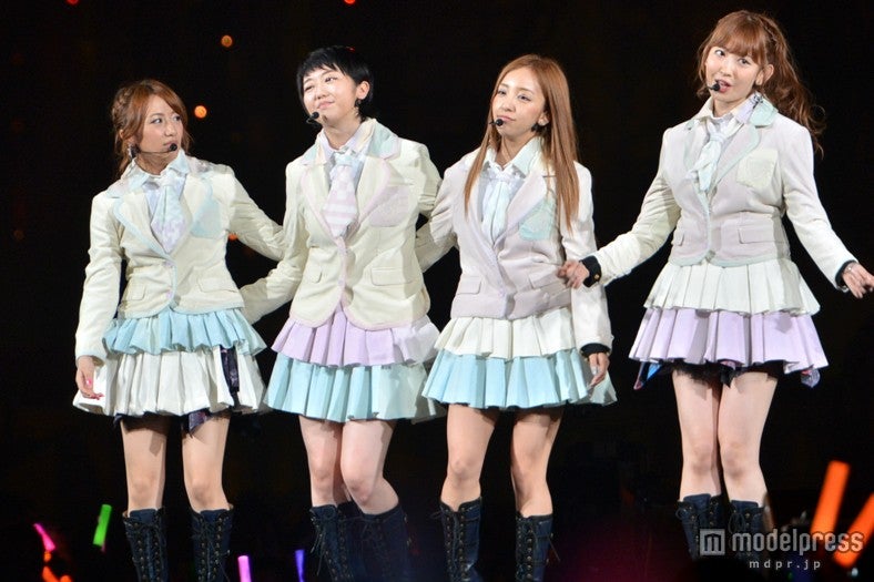 （左から）高橋みなみ、峯岸みなみ板野友美、小嶋陽菜／「AKB48 2013 真夏のドームツアー～まだまだ、やらなきゃいけないことがある～」東京ドーム公演2日目より