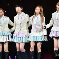 (左から)高橋みなみ、峯岸みなみ板野友美、小嶋陽菜/「AKB48 2013 真夏のドームツアー~まだまだ、やらなきゃいけないことがある~」東京ドーム公演2日目より