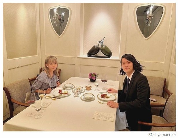 霜降り明星・粗品＆秋山衣梨佳、夫婦顔出し2ショット話題に「ついに」「素敵すぎる」