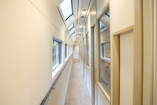 2~3号車の通路はヨーロッパのコンパートメント車両の雰囲気だ