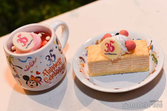 ストロベリーカップデザート、スーベニアカップ付き(右:¥750)、ミルクレープ、スーベニアプレート付き(左:¥750) (C)モデルプレス(C)Disney