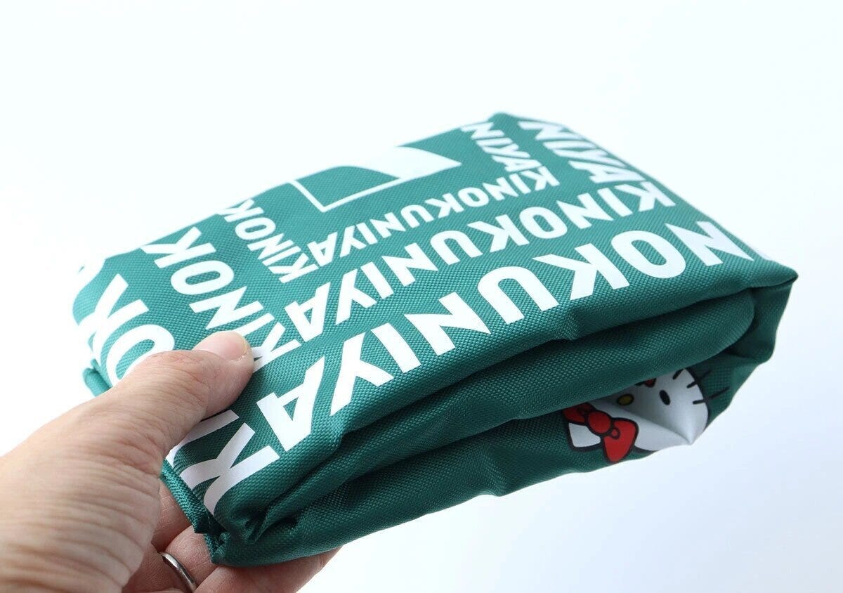 紀ノ国屋×ハローキティのお買い物バッグをたたんでいる手元のアップ