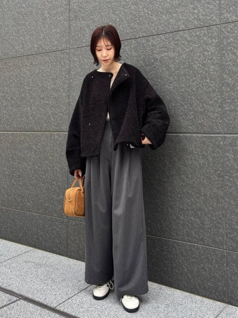 2025冬大人女性ボアブルゾンモノトーンコーデ