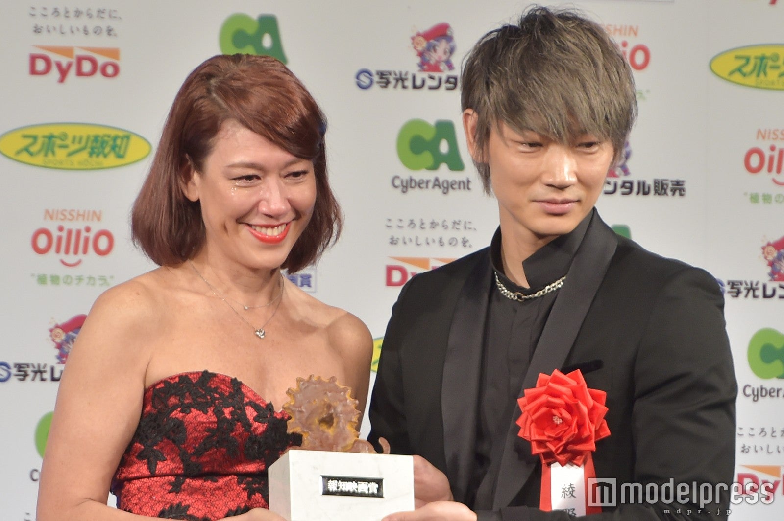 LiLiCoと綾野剛（C）モデルプレス