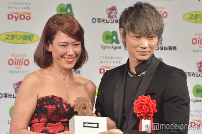 LiLiCoと綾野剛(C)モデルプレス