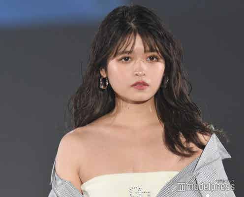 景井ひな、アンニュイな表情で美デコルテ&美脚披露<札幌コレクション 2023 S/S>