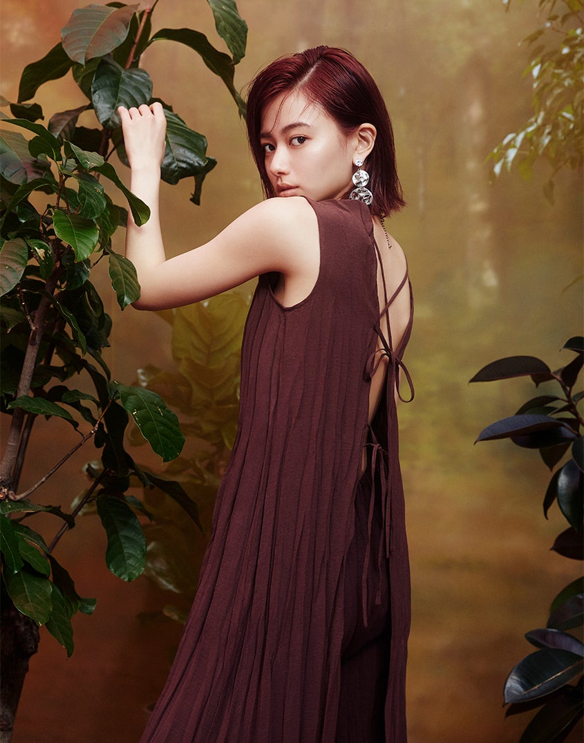 山本舞香、背中ざっくりSEXYワンピで魅了