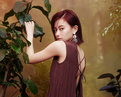 山本舞香、背中ざっくりSEXYワンピで魅了