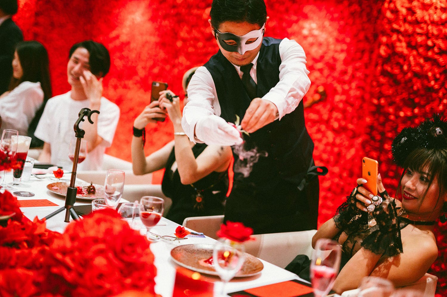 東京喰種「喰種レストラン」薔薇4万本の中で血の美食を味わう深紅の空間