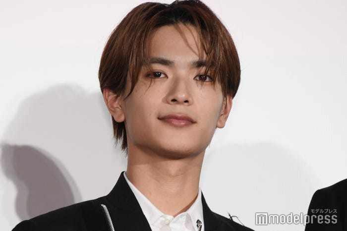 幼少期の頃にブランコから落下して号泣した高橋恭平(C)モデルプレス