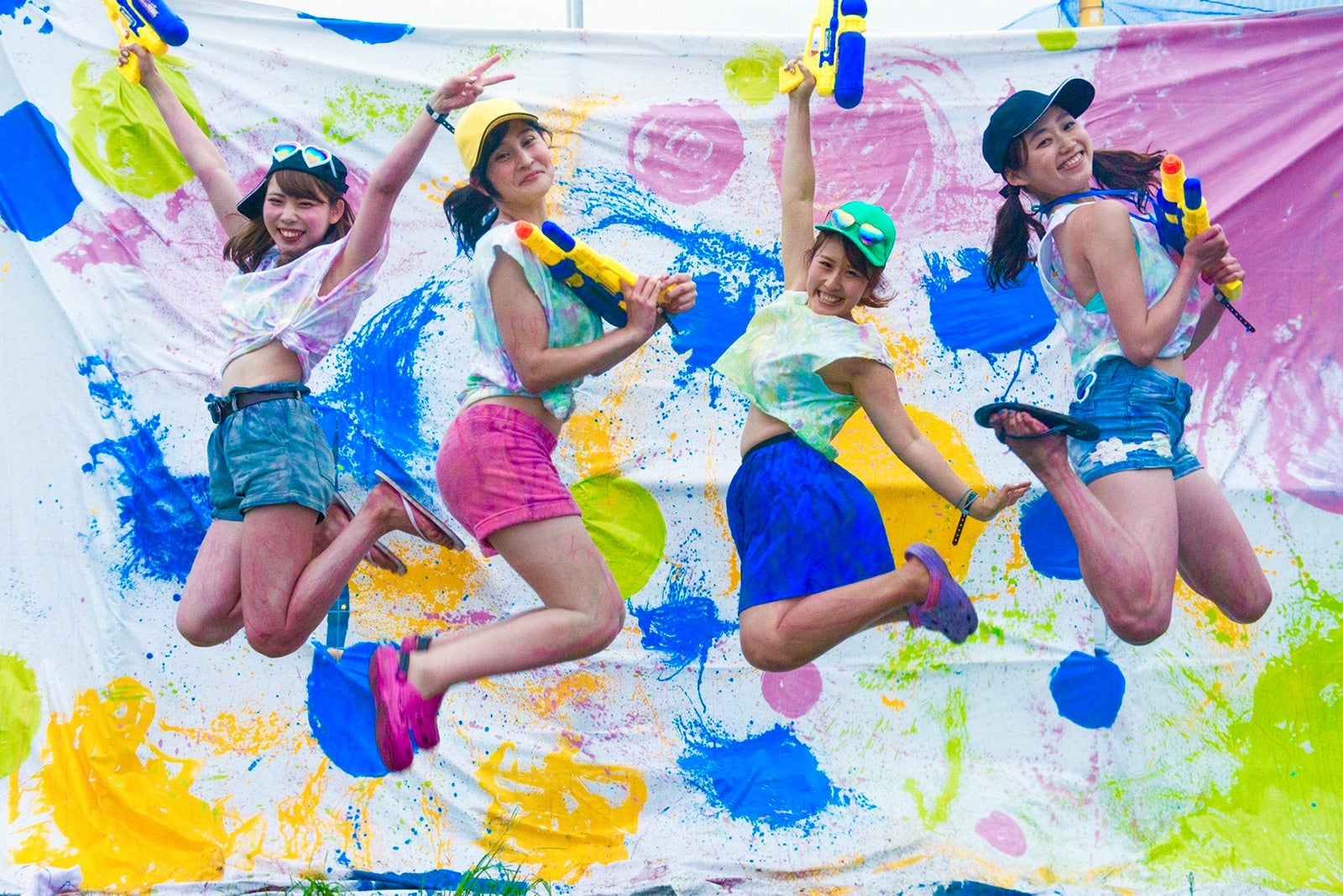 水鉄砲でインクを撃ち合う「カラーガン」がパワーアップして復活！江の島を臨むビーチが“戦場”に