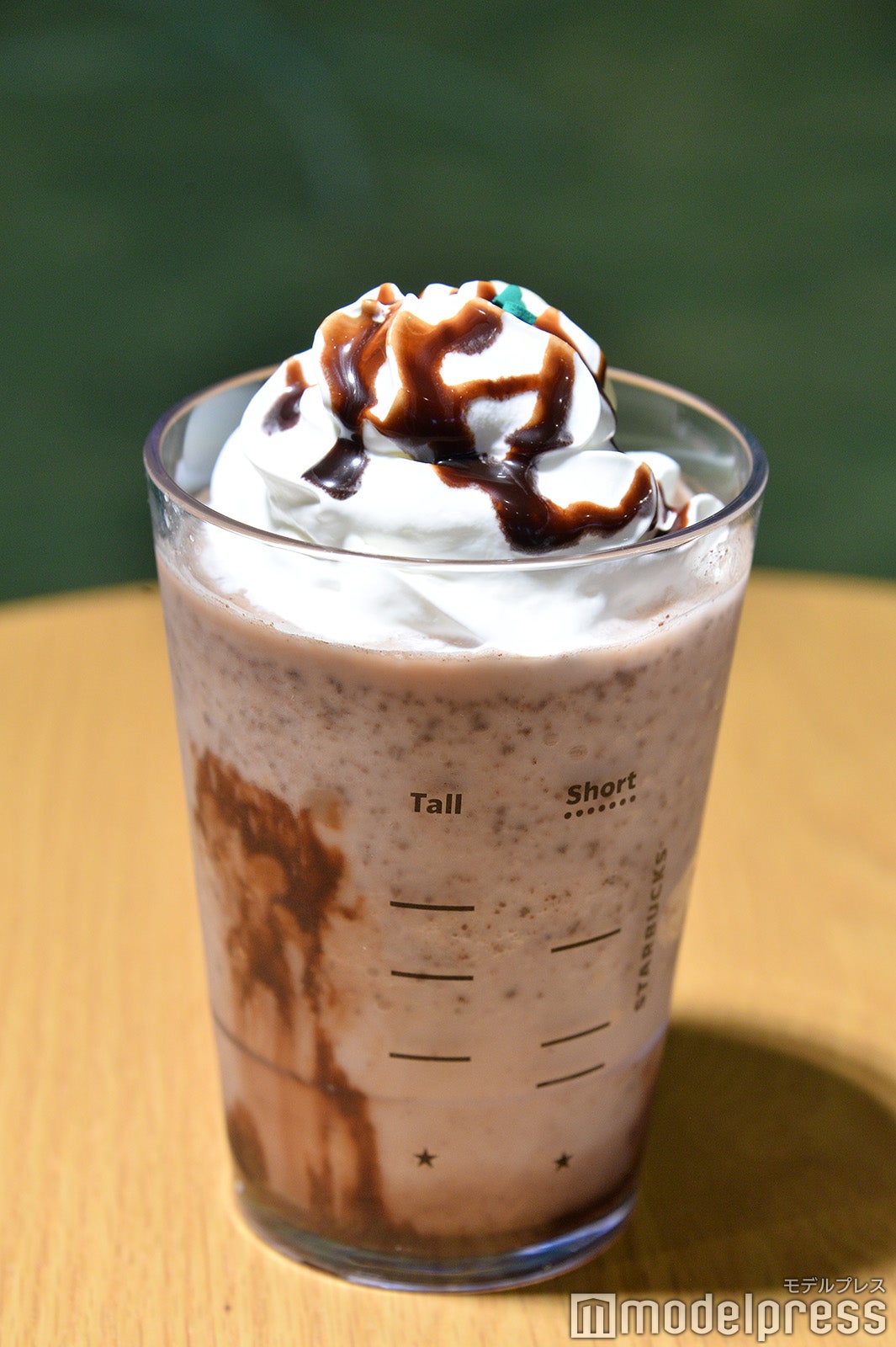 ジョー カインド スヌーピー キャラメル チョコレート オーツミルク フラペチーノ（C）モデルプレス