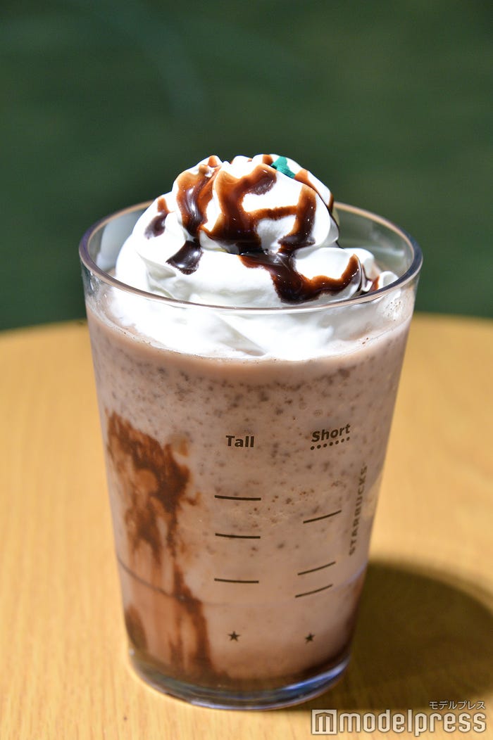 ジョー カインド スヌーピー キャラメル チョコレート オーツミルク フラペチーノ(C)モデルプレス
