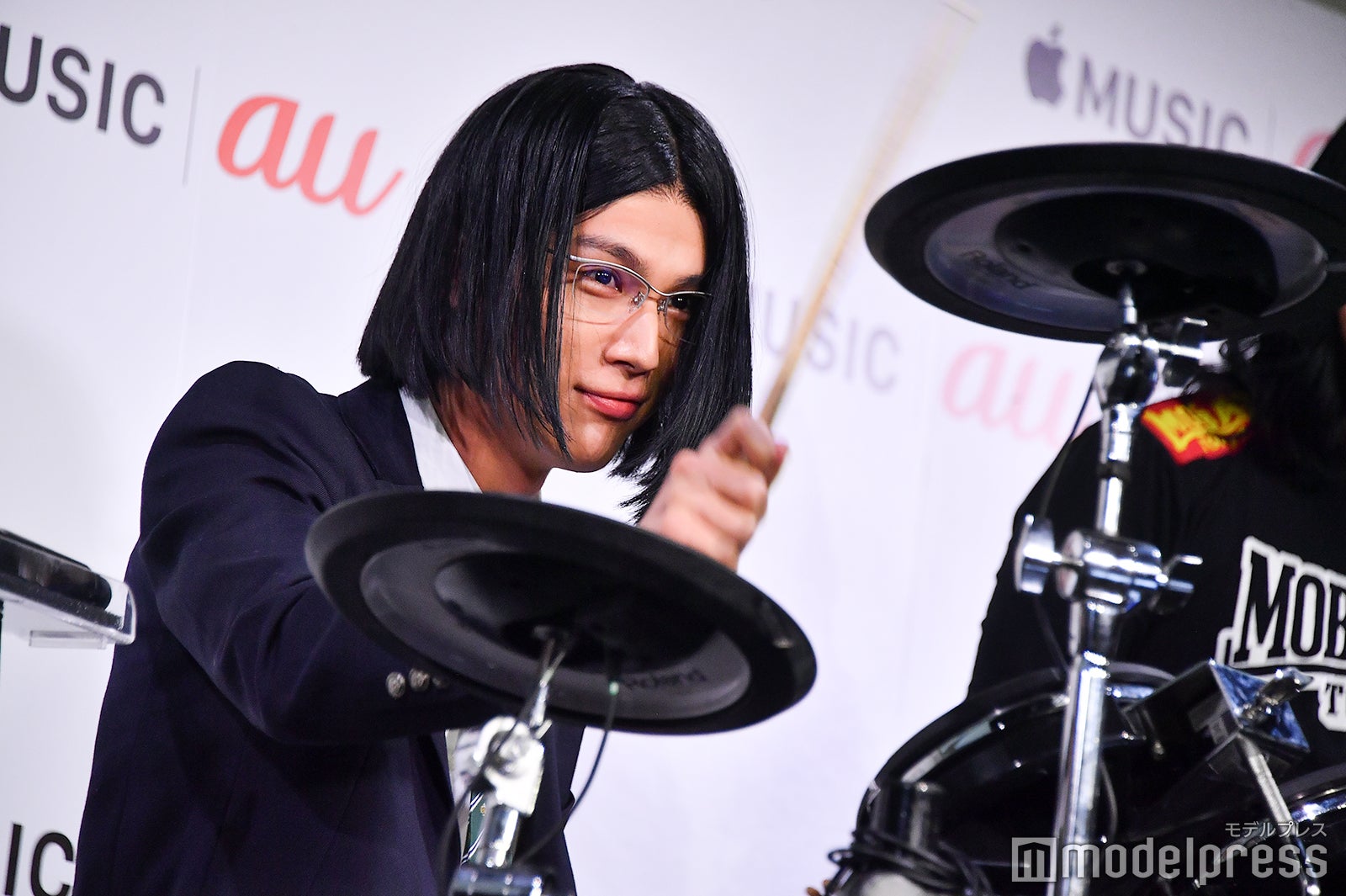 一心不乱にドラムを叩く細杉くん（中川大志）（C）モデルプレス