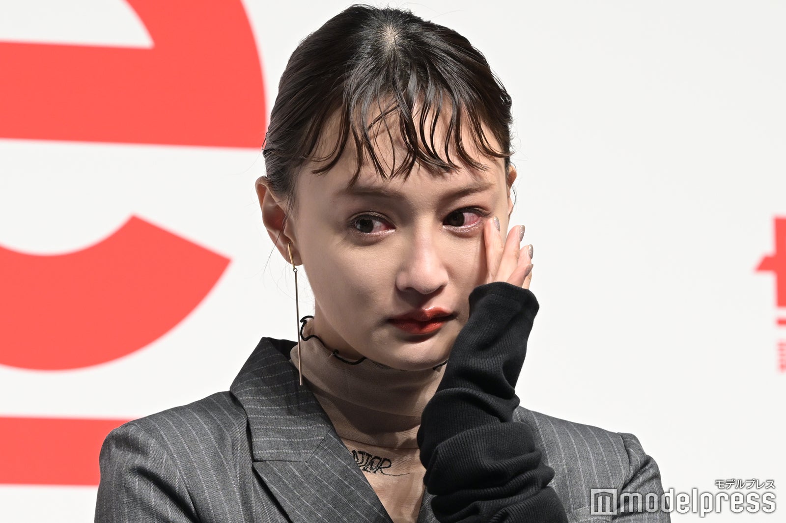 涙を流すわたなべ麻衣 （C）モデルプレス