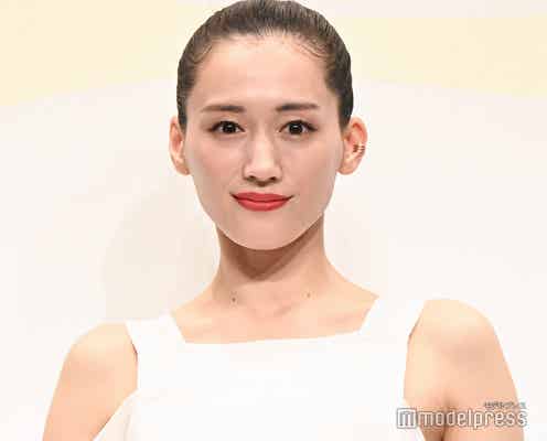 綾瀬はるか、スリット入り純白ドレスで美脚披露 肌に自信持てた理由・美の秘訣語る