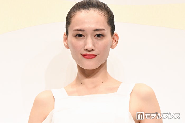 綾瀬はるか「紅白」オフショット公開 美スタイル輝くノースリドレス姿に「圧倒される美しさ」「エレガントで素敵」と反響