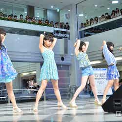 ライブパフォーマンスをするJuice=Juice