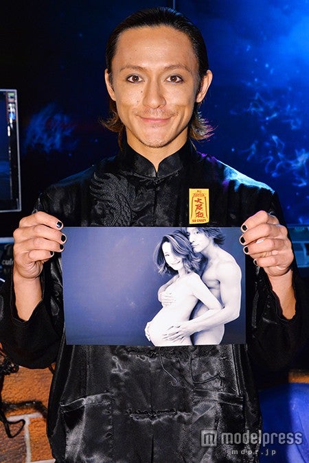 妻とのマタニティヌードを手に新婚生活について語った内山麿我【モデルプレス】