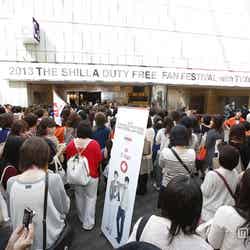 日本からのツアー参加者及び新羅免税店での購入者300名の計2300名が来場