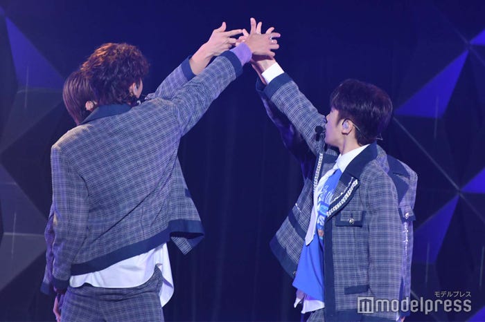 「Here I Am」パフォーマンスするTOZ(C)モデルプレス