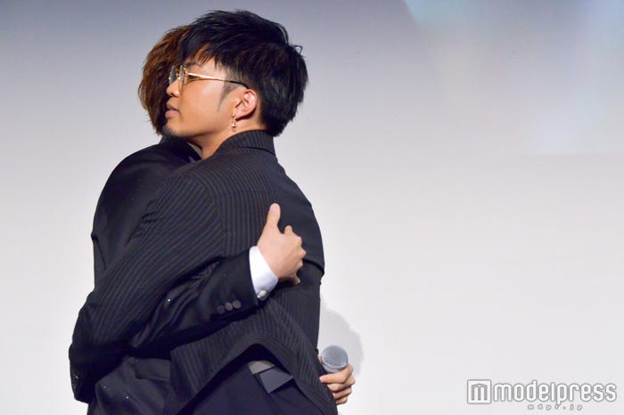 片寄涼太、数原龍友がハグ(C)モデルプレス