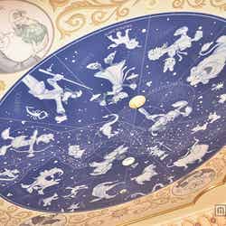 ディズニーの仲間たちが描かれた星座の天井画