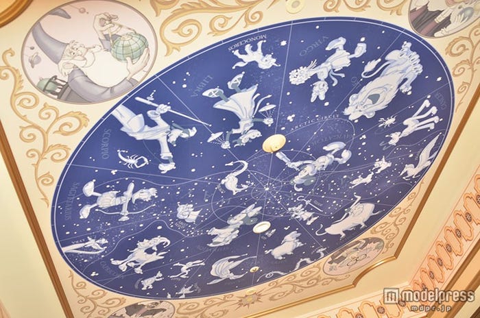 ホテルミラコスタ新客室、ディズニーの仲間たちが描かれた星座の天井画(C)モデルプレス