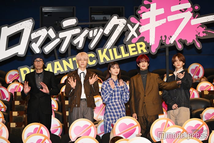 (左から)英勉監督、木村柾哉、上白石萌歌、ひとり“聖ポーズ”をとろうとする中島颯太を制する高橋恭平(C)モデルプレス