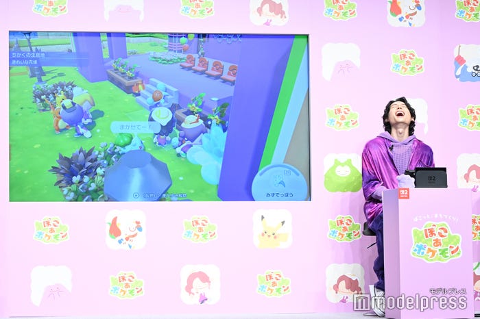 ゲームプレイ中大きく口を開けて笑う松村北斗(C)モデルプレス